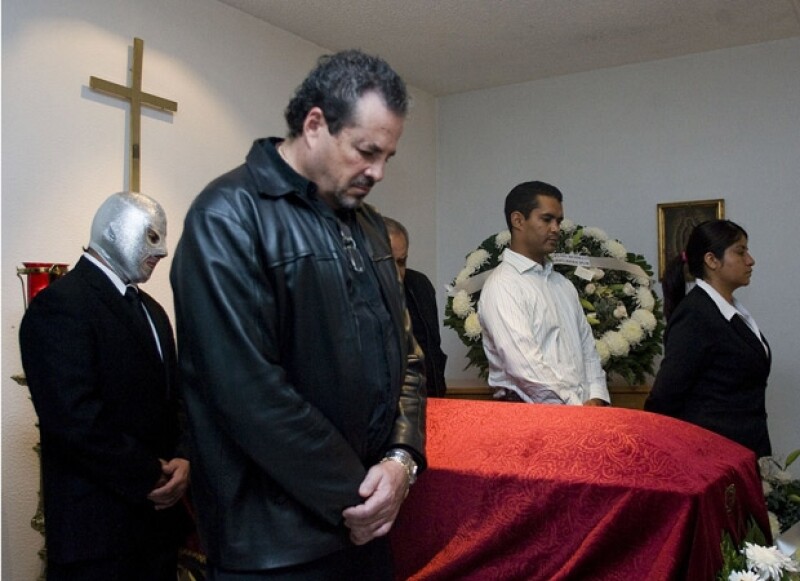 Entre los que se dieron cita al funeral del Gaspar Henaine fue El Hijo del Santo.