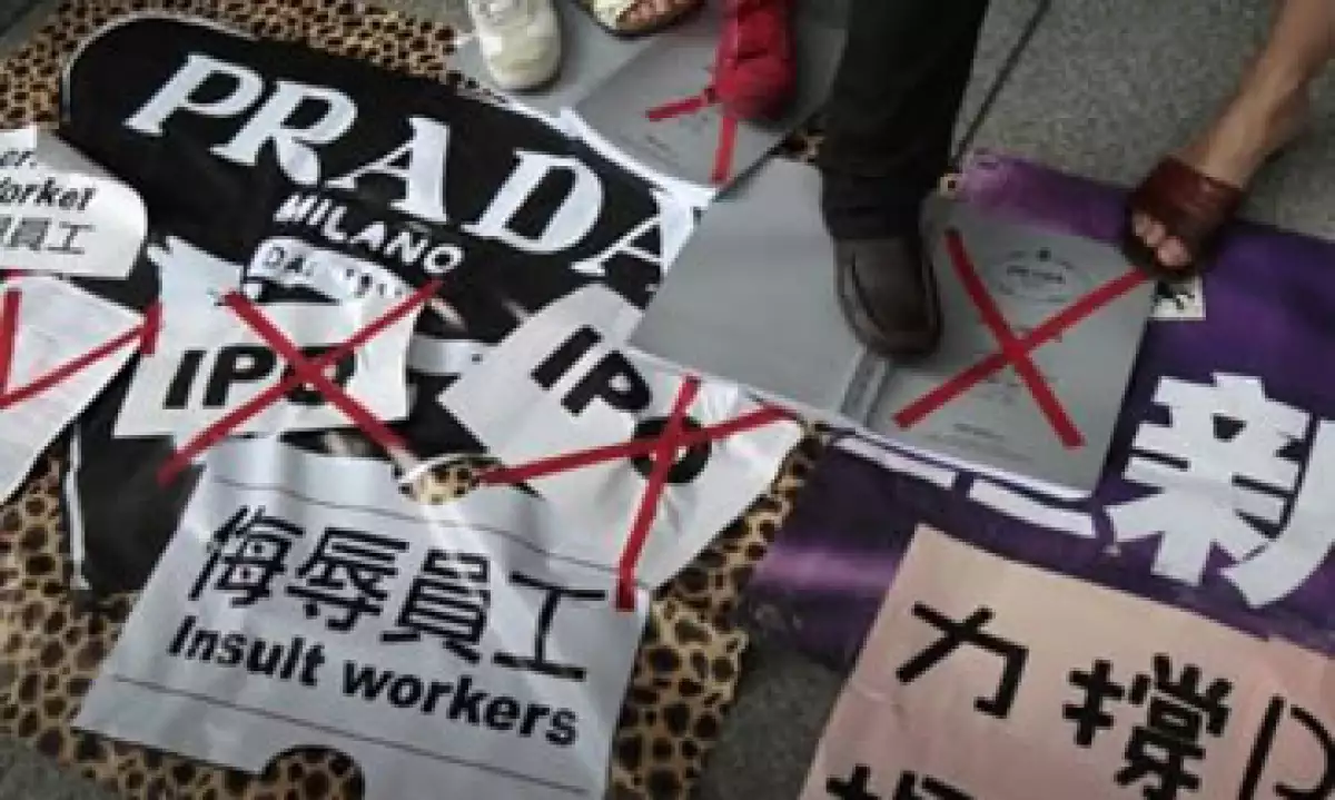 Un grupo de mujeres se manifestaron en Hong Kong por las prácticas discriminatorias de Prada en Japón. (Foto: Reuters)