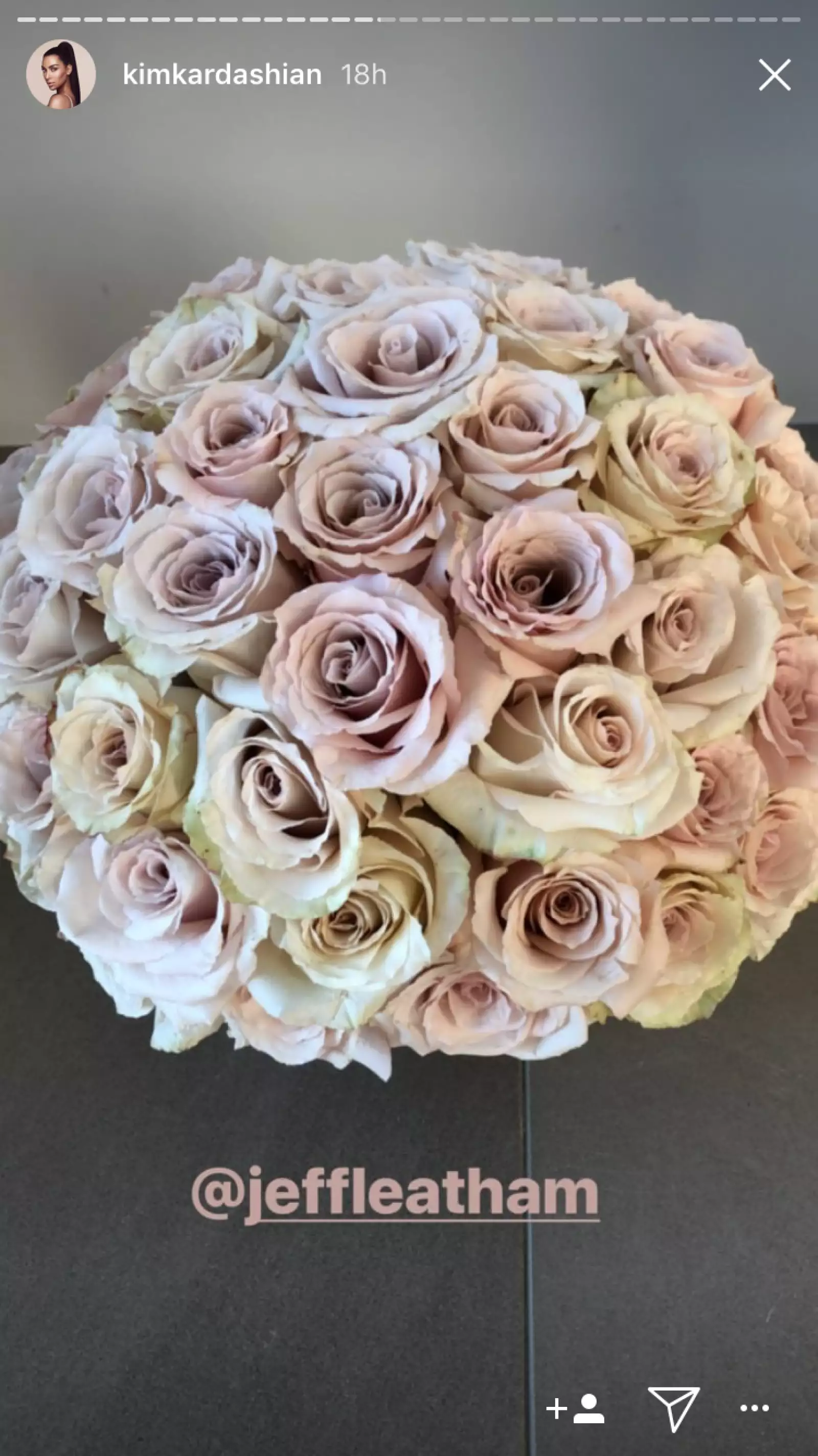 Kim Kardashian recibió decenas de flores por su cumple 37