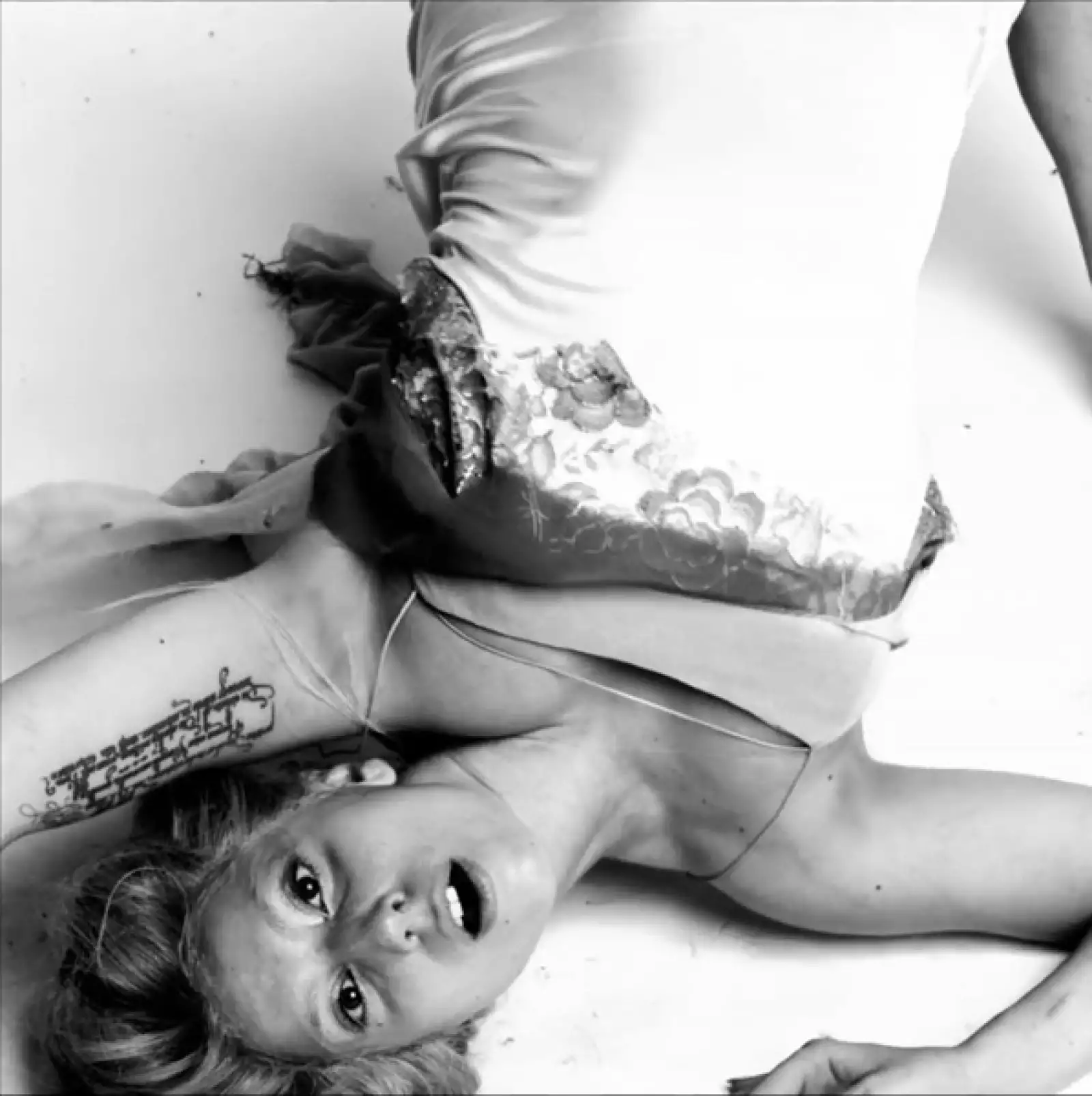 Olvidándose de su alter ego Joe Calderone, la cantante mostró su lado más artístico con esta sesión fotográfica.