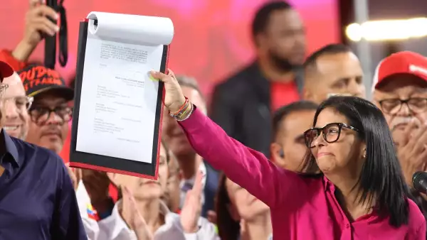 El presidente interino de Venezuela, Delcy Rodríguez, celebra la Reforma de la Ley Orgánica sobre Hidrocarburos fuera del Palacio Presidencial de Miraflores en Caracas el 29 de enero de 2026. Venezuela adoptó una reforma abriendo su sector petrolero nacionalizado a la inversión privada el 29 de enero a medida que avanza para apaciguar a los Estados Unidos tras el derrocamiento del líder Nicolás Maduro.