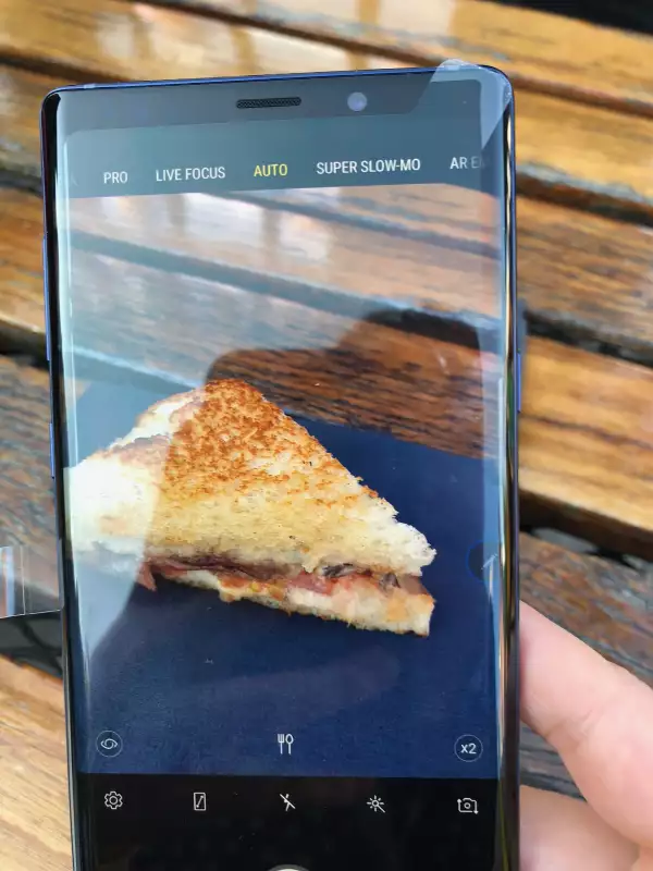 Al elegir el modo Auto en la cámara, la inteligencia artificial del teléfono permitirá elegir la escena correcta de acuerdo con el objeto. 