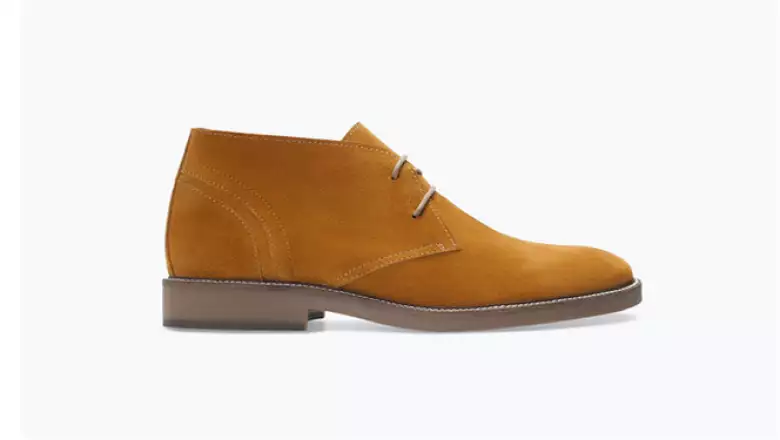 Mocasines de ante y cordones en color marrón dan un toque elegante a los pasos.