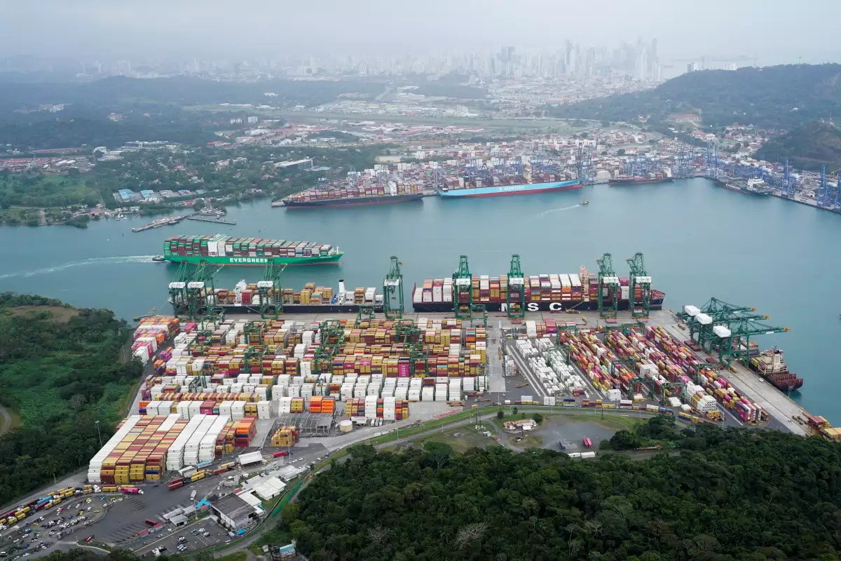 Una vista aérea muestra contenedores en el Puerto de Balboa, operado por Panama Ports Company, en el Canal de Panamá, en la Ciudad de Panamá, Panamá, 1 de febrero de 2025.