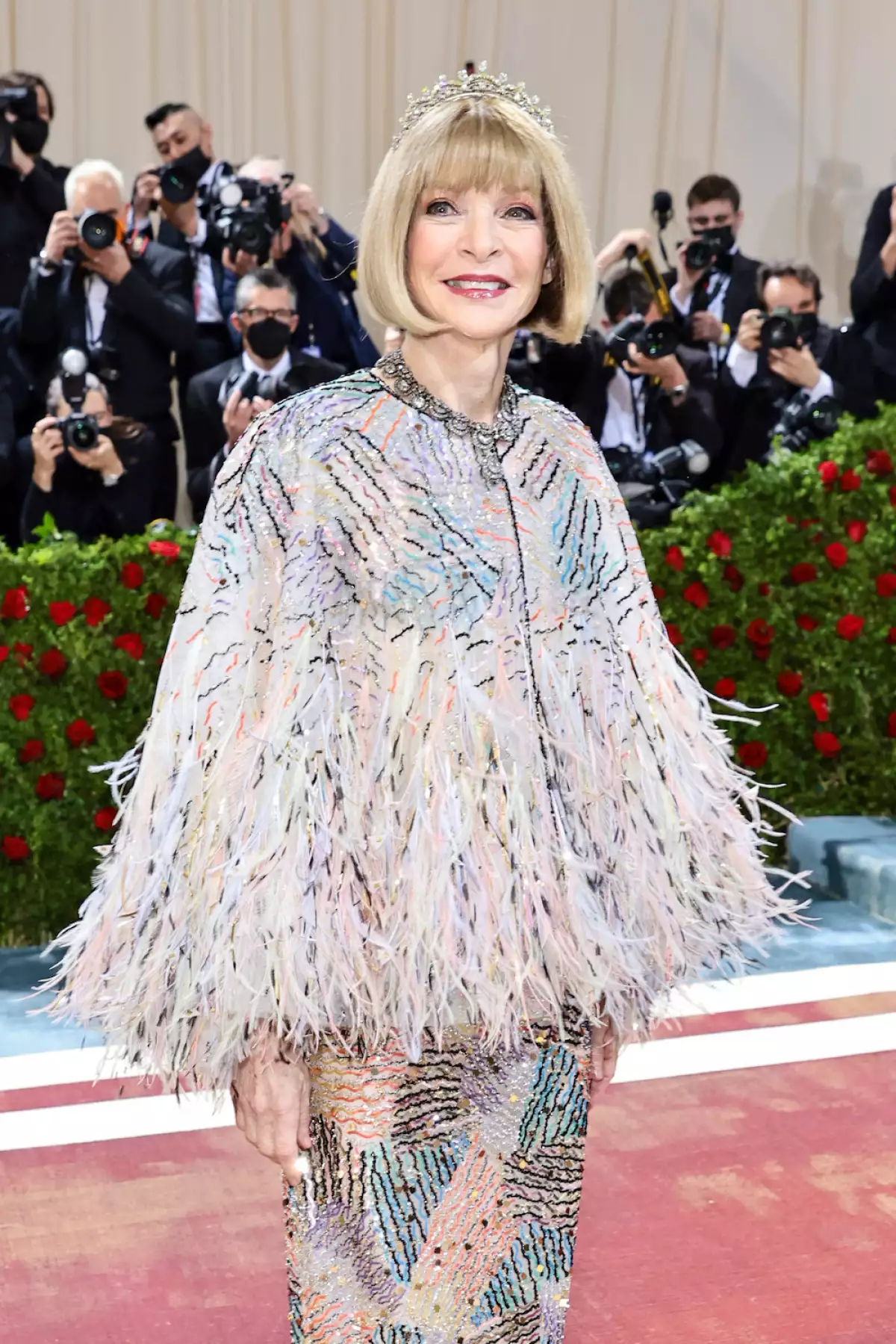 Anna Wintour viste una capa con plumas durante la Met Gala del año 2022. 