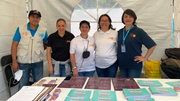 Imagen de trabajo en escuelas para informar y apoyar a los adolescentes de distintas zonas urbanas y comunitarias de Xochimilco.