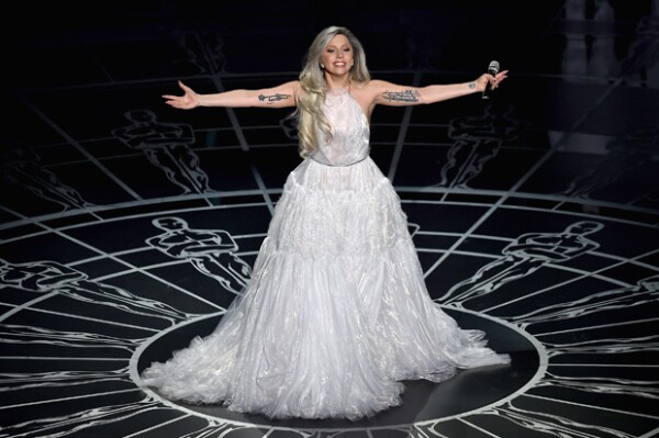 Lady Gaga ayer durante su presentación en los Oscar.