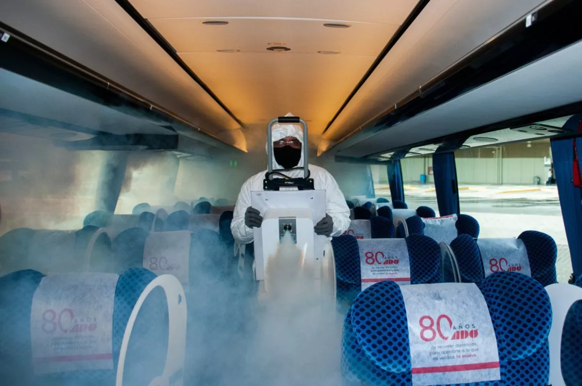 Un trabajador de la TAPO sanitiza un autobús de pasajeros.