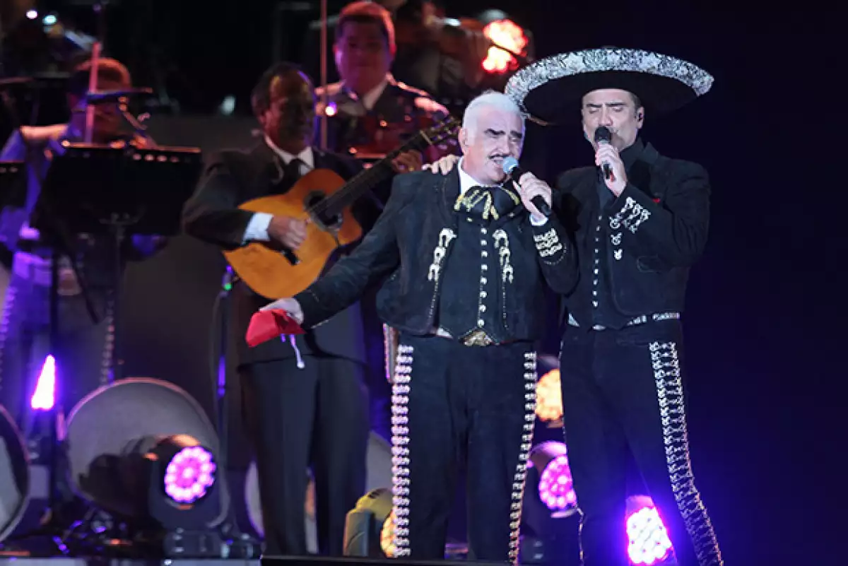 Alejandro Fernández despidió a su padre en el último concierto que ofreció ayer, en el Estadio Azteca.