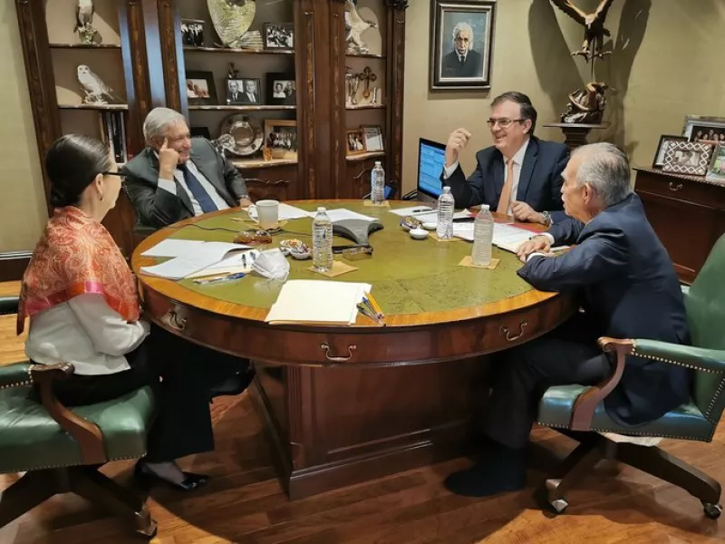 El presidente López Obrador, el canciller Marcelo Ebrard, el extitular de la Oficina de la Presidencia, Alfonso Romo y Lilia Rubio, la traductora de la presidencia, se reunieron para la llamada con el mandatario estadounidense, Joe Biden.