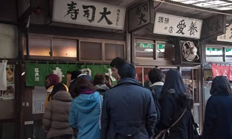 Sushi Dai, en Tokio, tiene capacidad para 12 personas y es uno de los de mayor fama y demanda en la ciudad.  (Foto: Crédito/Andy Yeo )