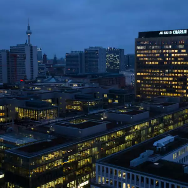 Colocó la frase Jesus Charlie en el letrero digital que hay en su sede en Berlín.