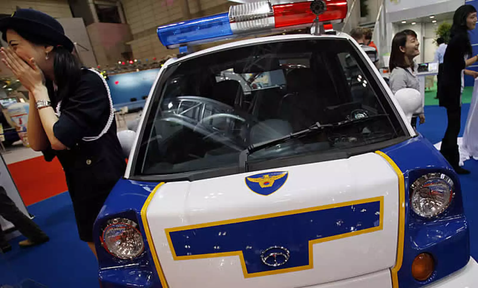 En un futuro la policía japonesa se trasladará en autos eléctricos como el que se muestra en la foto.