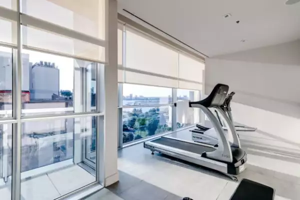 Tiene un cuarto para ejercitarse.