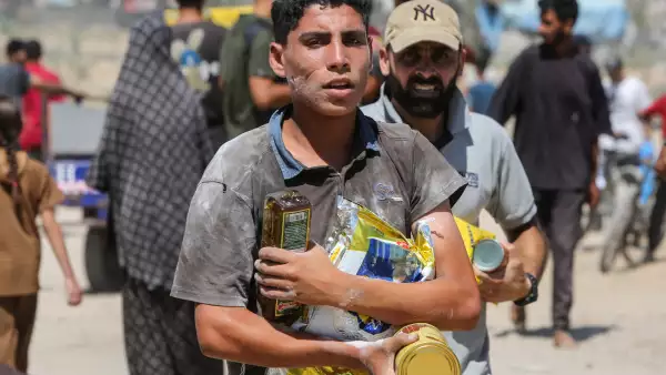 Los palestinos recogen paquetes de ayuda que fueron lanzados por el aire, en medio de una crisis de hambre, en Zawayda, en la Franja de Gaza central, el 31 de julio de 2025.