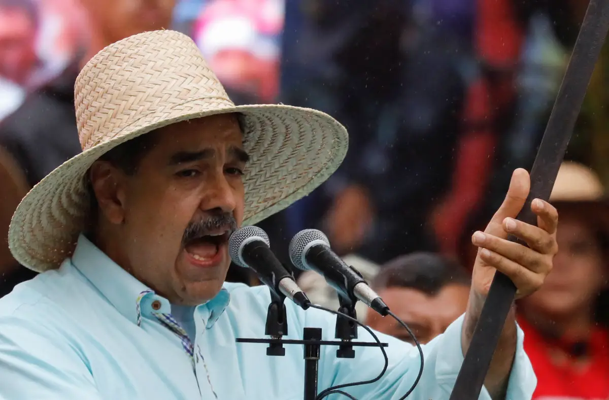 El presidente de Venezuela, Nicolás Maduro, sostiene una espada que perteneció a Ezequiel Zamora, un soldado venezolano y líder de los federalistas en la Guerra Federal, mientras se dirige a sus partidarios durante una marcha para conmemorar la Batalla de Santa Inés. 