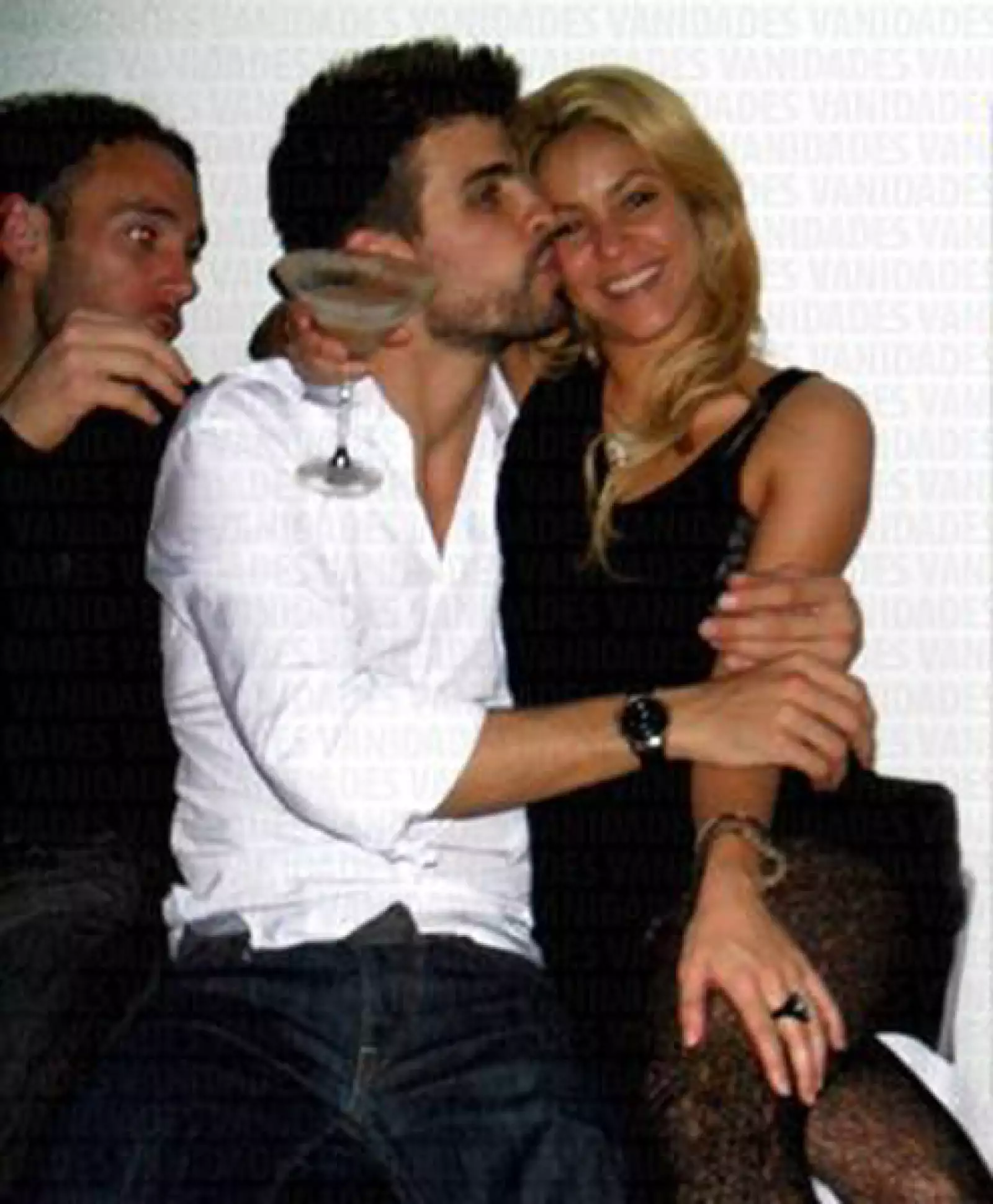 Besos tiernos y sinceros entre la pareja.