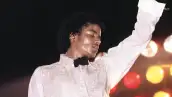 No podría entenderse al Rey del Pop sin sus primeros años de vida. Él nacería con ese don de canto propio, pero fue sometido a una férrea disciplina que terminó por arrebatarle su infancia.