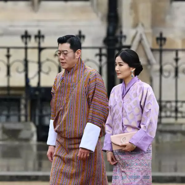 Jigme Khesar Namgyel Wangchuck y Jetsun Pema de Bután en la coronación del rey Carlos III