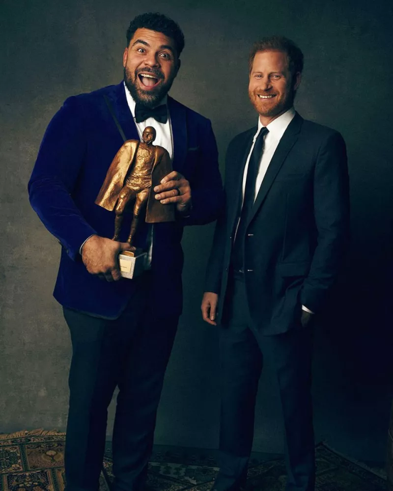 El príncipe Harry y el jugador Cameron Hayward de los Acereros de Pittsburgh