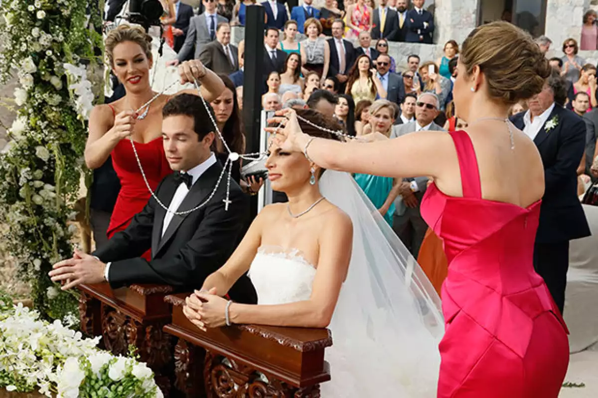 Frente a la playa, recibieron el sacramento del matrimonio.