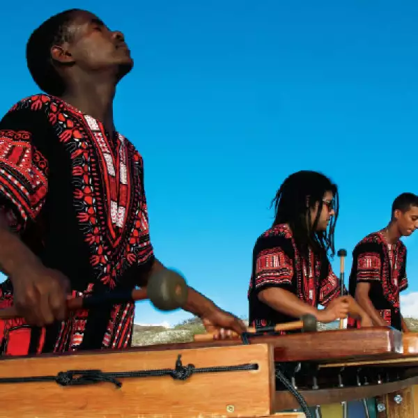 Es el instrumento por excelencia, parecido a la marimba, que resuena por las calles de Cape Town, se trata de una música enérgica y poderosa.