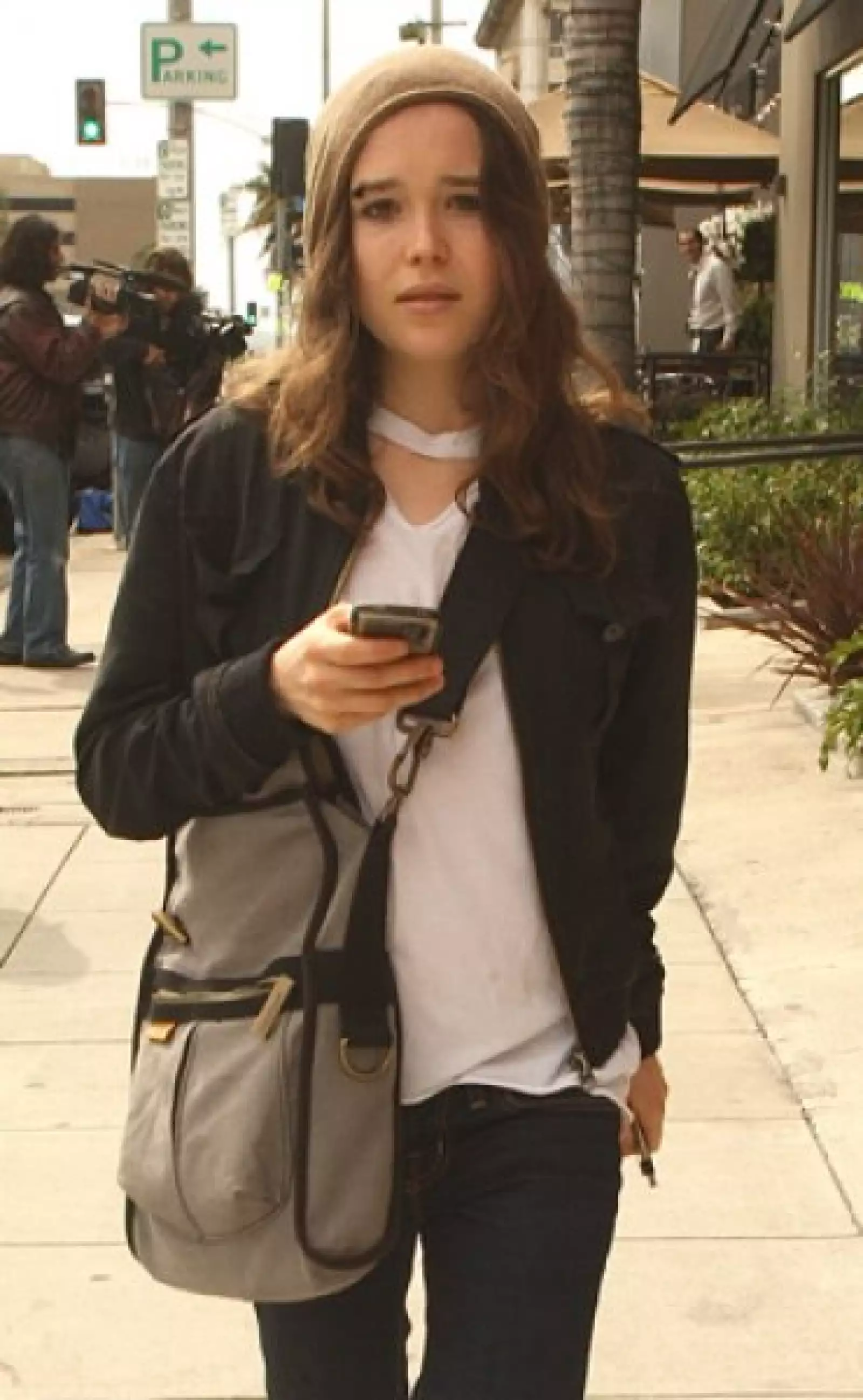 Ellen Page sale de comer del restaurante Cuvée en Hollywood, California.