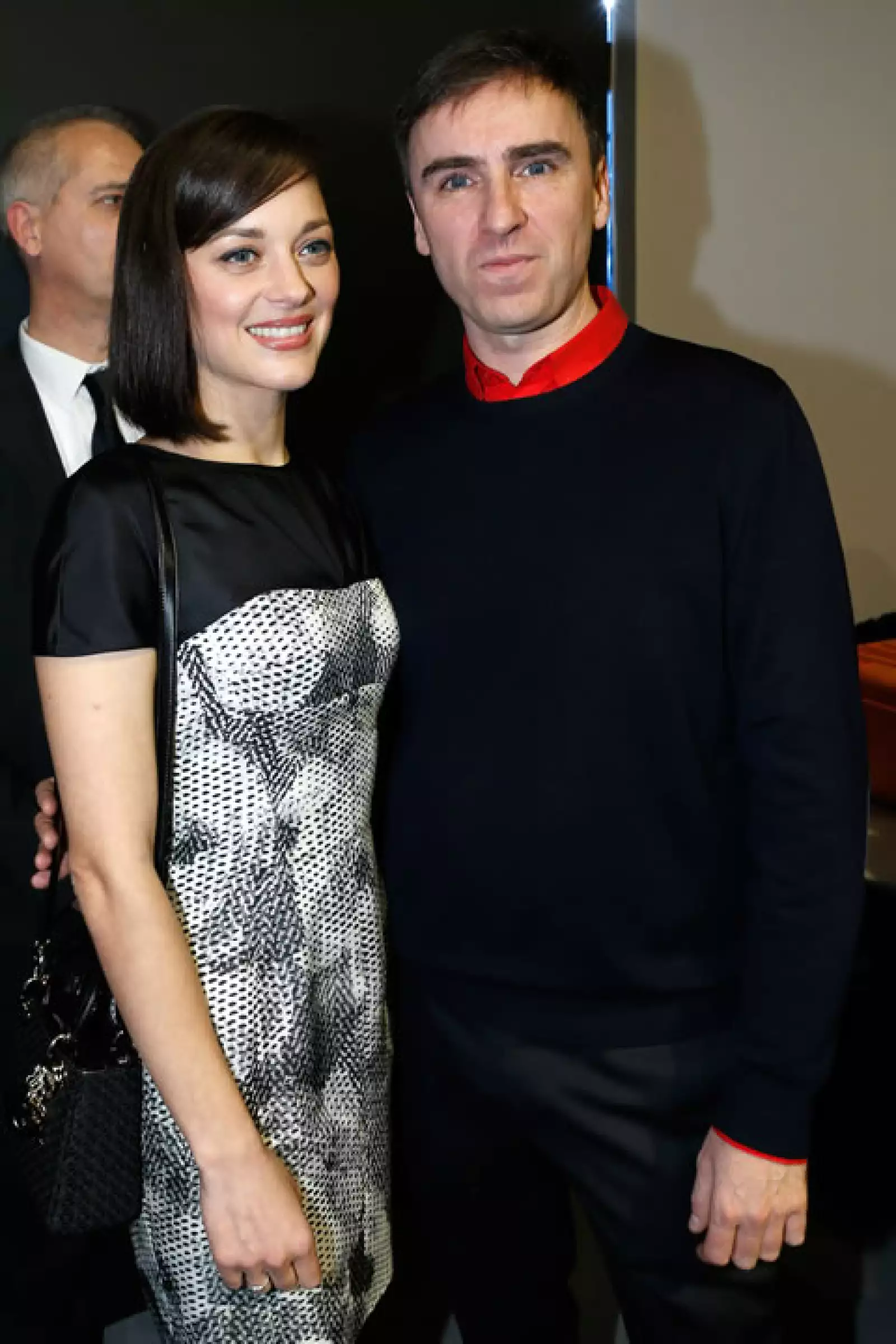 Marion Cottillar y el director creativo de Dior, Raf Simons.