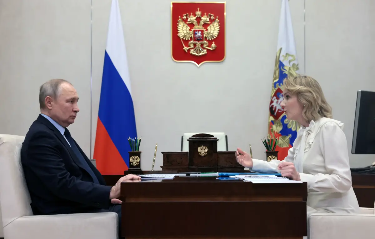 El presidente ruso, Vladimir Putin, se reúne con la comisionada presidencial rusa para los derechos del niño, Maria Lvova-Belova, en la residencia estatal de Novo-Ogaryovo, en las afueras de Moscú, Rusia, el 16 de febrero de 2023.