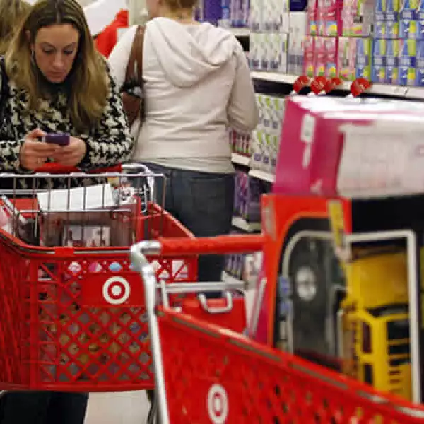 Pero fuera la jornada en general se reporta tranquila, mientras miles de compradores se agolpan en las grandes tiendas.