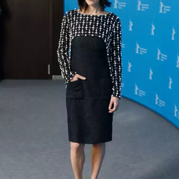 En la Berlinale usó este vesitdo que juega con el black and white.