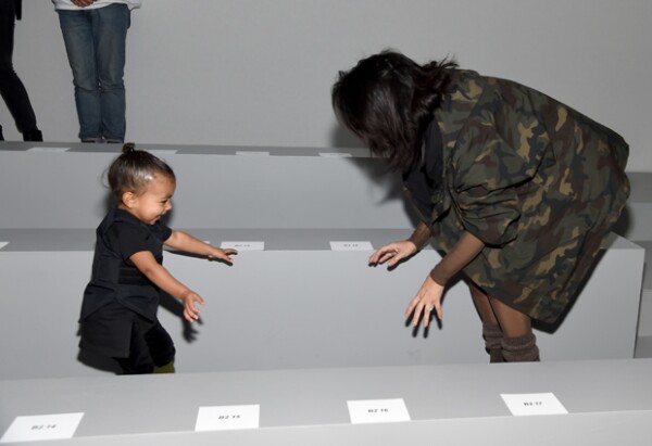 Momentos antes del desfile, la socialité fue captada jugando con su hija, en una alegre actitud que claramente no mostró después.