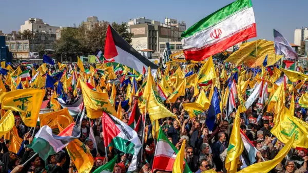 Los dolientes ondean las banderas de Irán, Palestina y Hezbolá durante la procesión fúnebre de Abbas Nilforoushan, el comandante asesinado de la Guardia Revolucionaria Islámica (IRGC) de Irán que murió en un ataque aéreo israelí en los suburbios del sur de Beirut a finales de septiembre, en Mashhad, en el sur de Irán, el 16 de octubre de 2024.