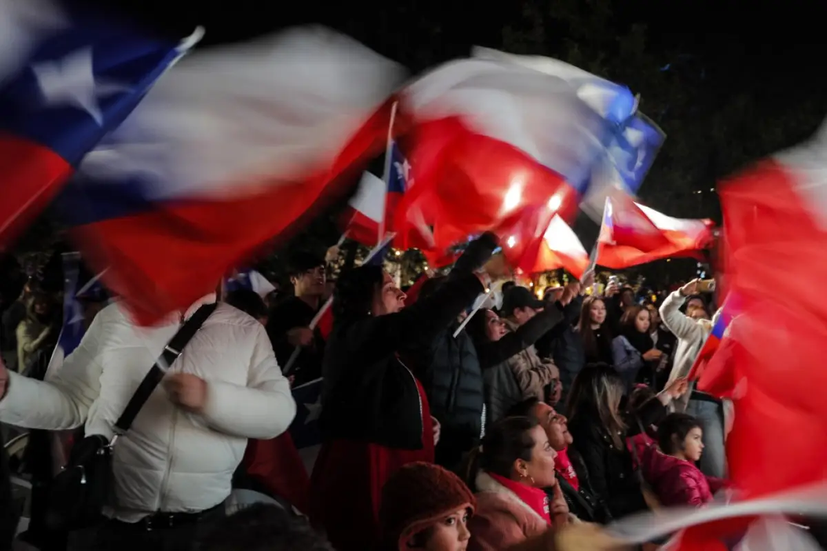 Los partidarios del Partido Republicano de extrema derecha celebran la victoria de sus candidatos durante una elección para elegir a los miembros de un Consejo Constitucional que redactarán una nueva propuesta de constitución, en la sede del Partido Republicano en Santiago el 7 de mayo de 2023.