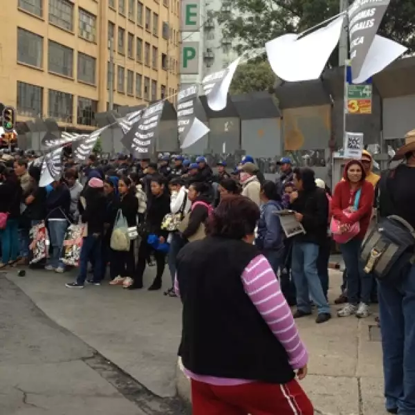 Integrantes de la CNTE protestan ante el Senado