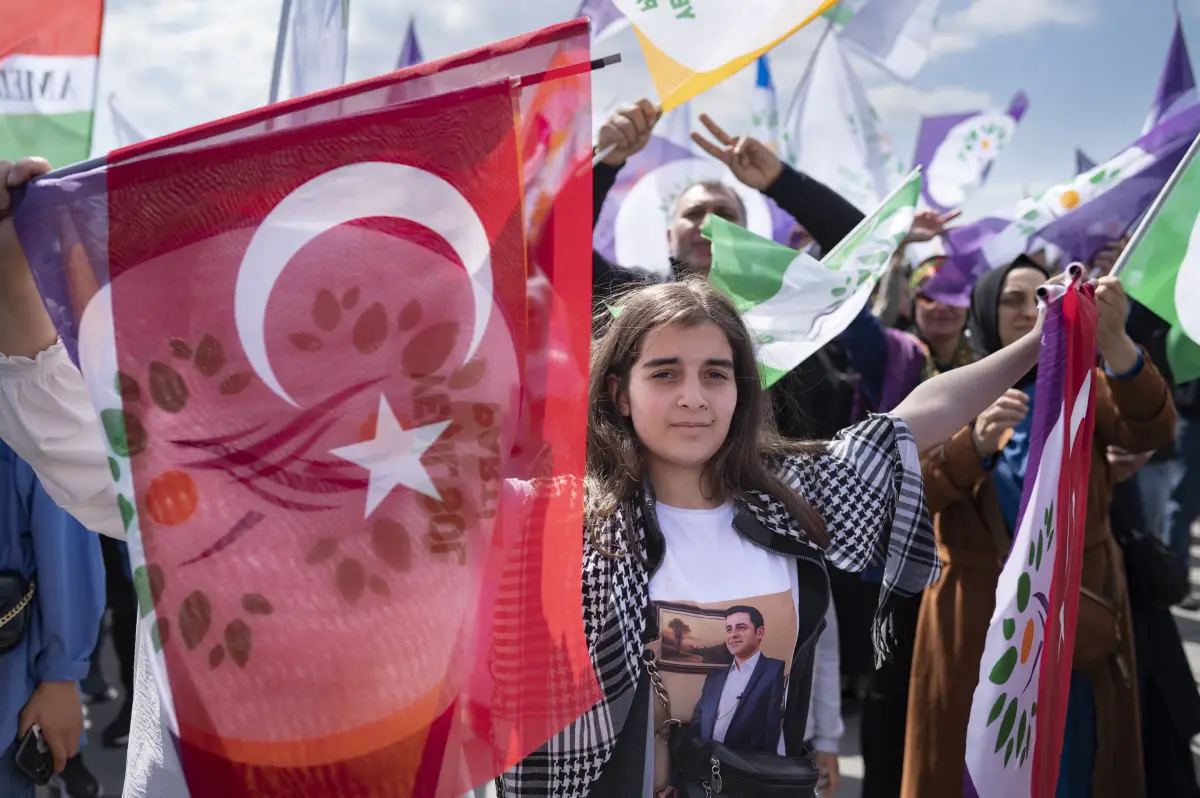 personas enmanifestación con bandera de turquia