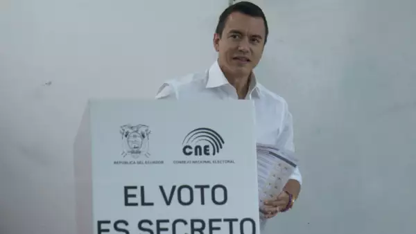 El presidente de Ecuador, Daniel Noboa, vota en un centro de votación en Olon, provincia de Santa Elena, Ecuador, el 21 de abril de 2024, durante un referéndum sobre medidas más estrictas contra el crimen organizado.