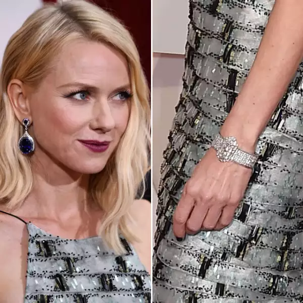 La actriz Naomi Watts brilló con la pulsera Wallis Simpson y aretes Modern Art Deco de zafiro de Anna Hu.