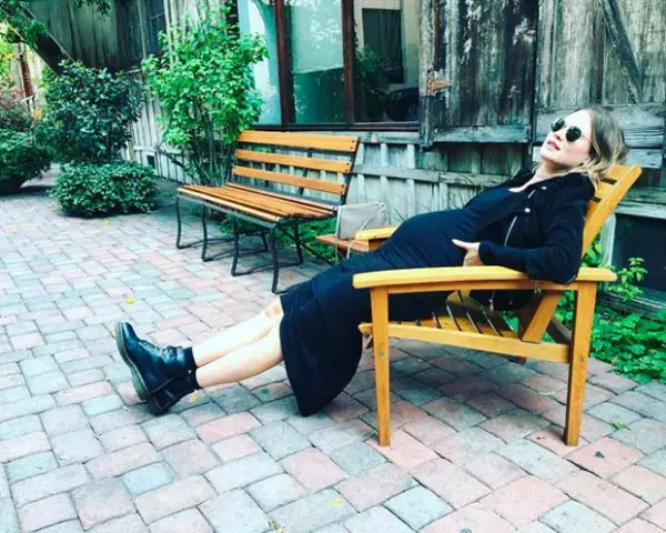 Y luce su embarazo de la forma más glamourosa y desenfadada.