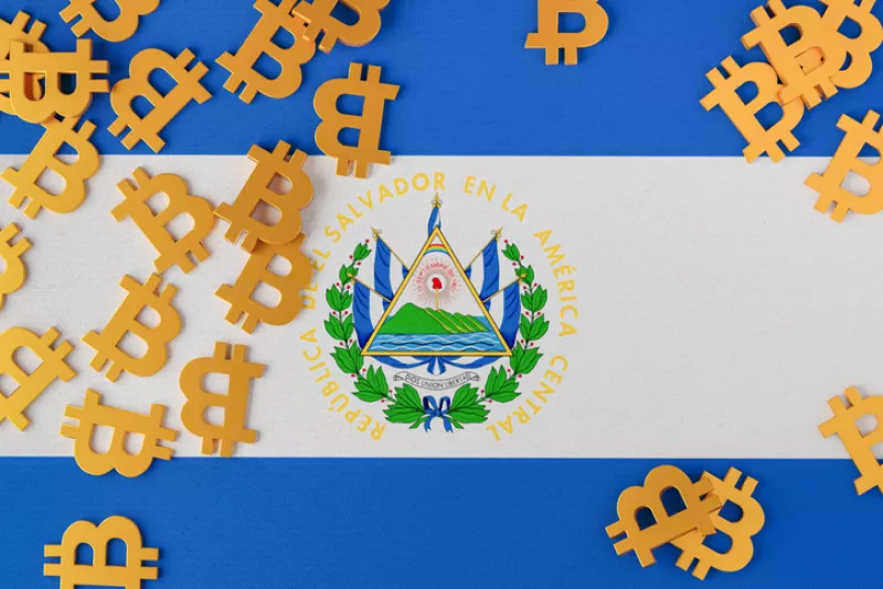 Bandera de El Salvador con logos de bitcoin