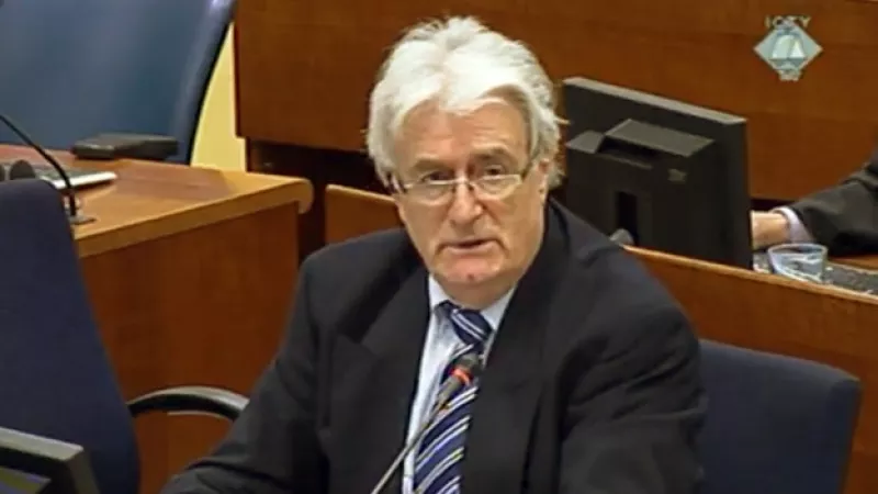 karadzic en su juicio en la corte internacional