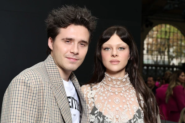 Nicola Peltz decolora sus cejas para París Fashion Week