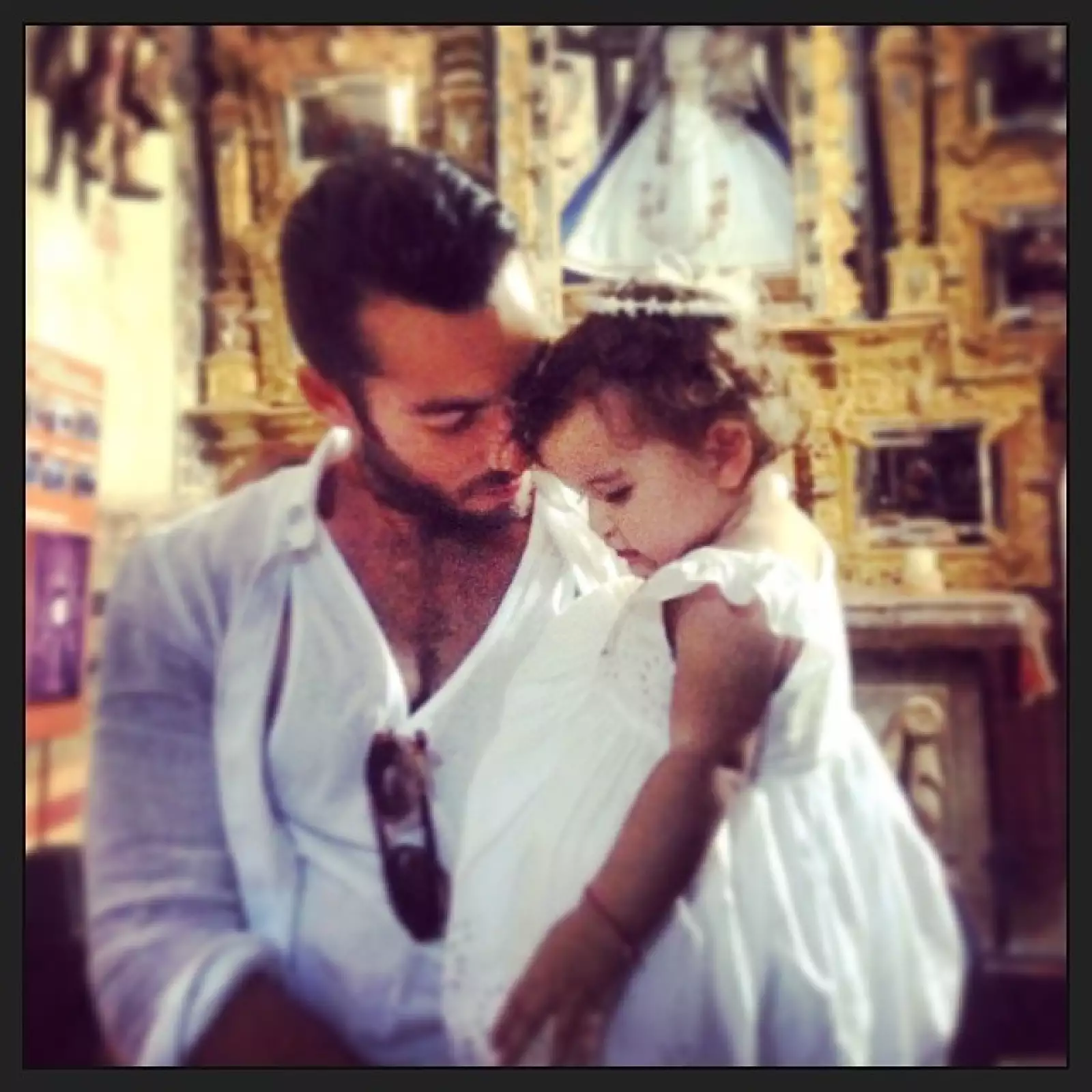 Aarón declaró estar profundamente feliz de celebrar el Día de las Madres con su hija y su guapa novia.