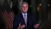El presidente de la Cámara de Representantes de los Estados Unidos, Kevin McCarthy, tiene una disponibilidad para los medios de comunicación en Statuary Hall en el edificio del Capitolio de los Estados Unidos en Washington, EE. UU., el 19 de julio de 2023.