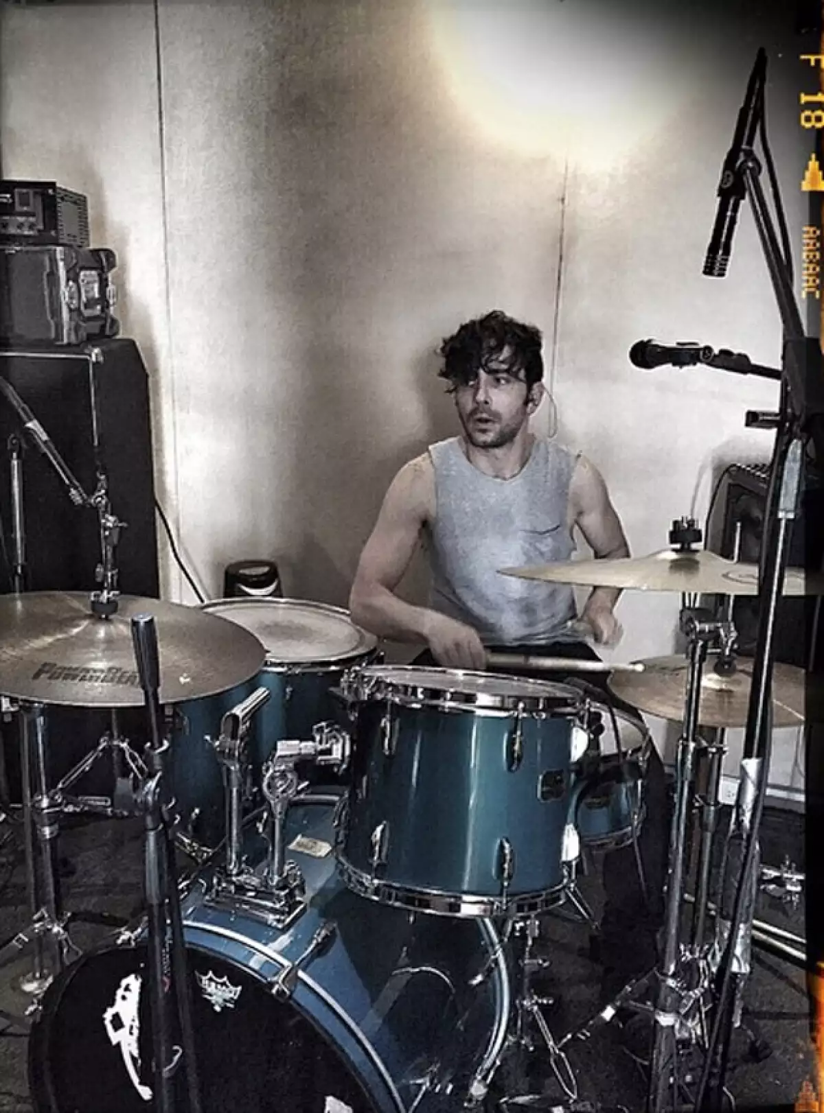 Juan Ugarte en la batería de Agustín para El Alien.