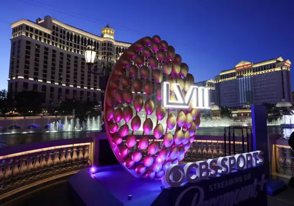 Foto de arreglos del Super Bowl LVIII frente a las fuentes del hotel Bellagio en Las Vegas.