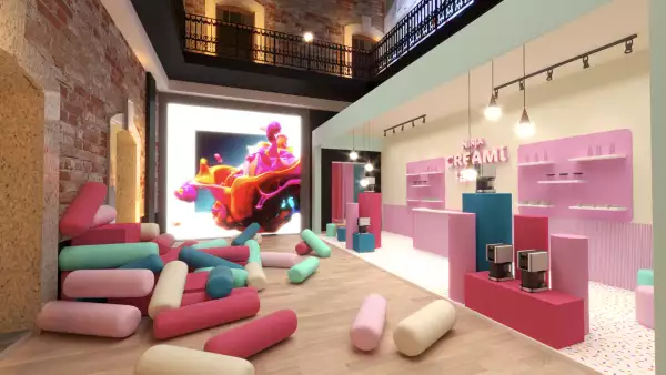 Foto del interior de creamilandia, con puffs de colores para sentarse en el suelo.
