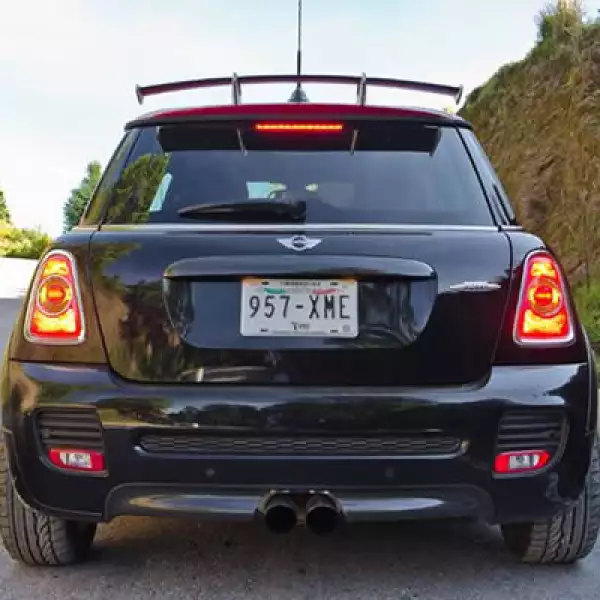 La aceleración es pareja y bastante rápida, al grado de poder hacer de 0 a 100 kilómetros por hora en un poco menos de siete segundos.