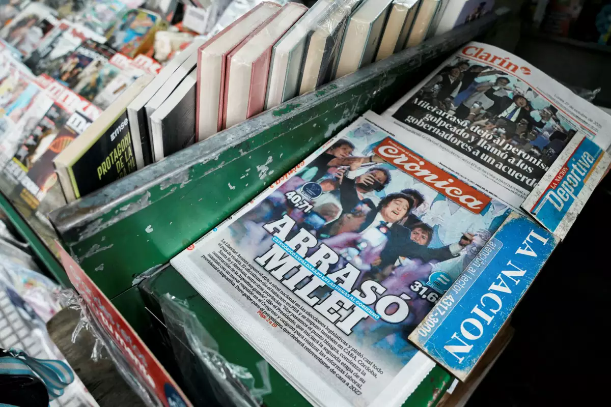 Los periódicos expuestos en un quiosco de Buenos Aires cubren la victoria electoral del presidente argentino Javier Milei, un día después de las elecciones de mitad de período, en Buenos Aires, Argentina, el 27 de octubre de 2025.