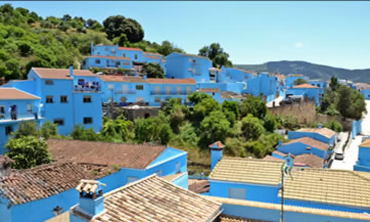 Sony Pictures pintó de azul las casas del poblado malagueño de Júzcar. (Foto: Cortesía Color Azul del Cielo, un viaje por Málaga)